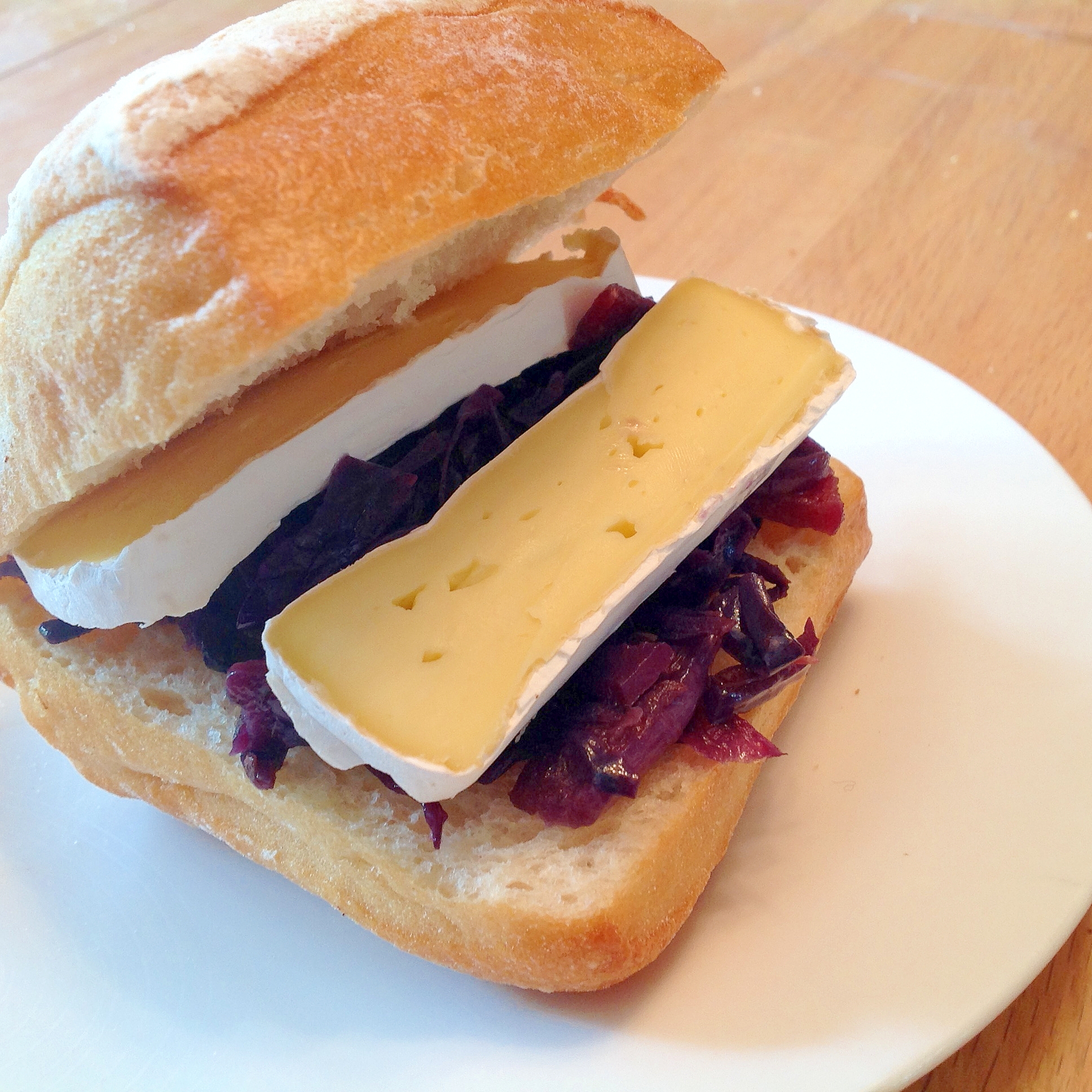炒めた紫キャベツのサンドイッチ