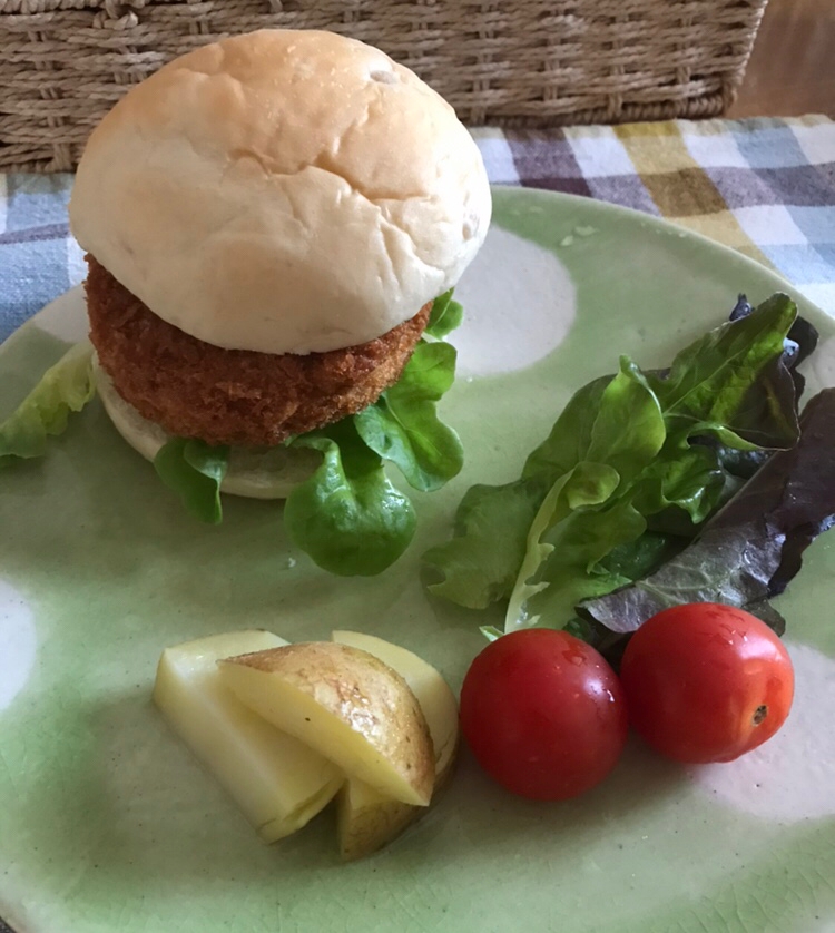 コロッケサンドの朝ごはんプレート