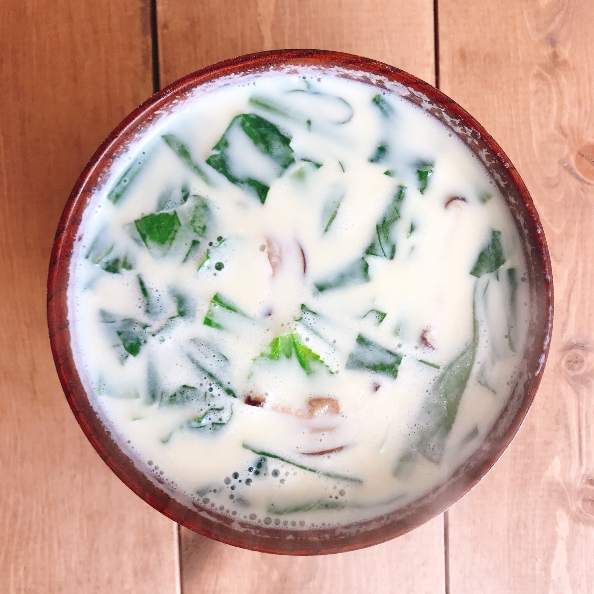 干し椎茸と小松菜の豆乳スープ