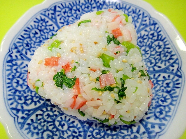 カニカマと春菊の酢飯おにぎり