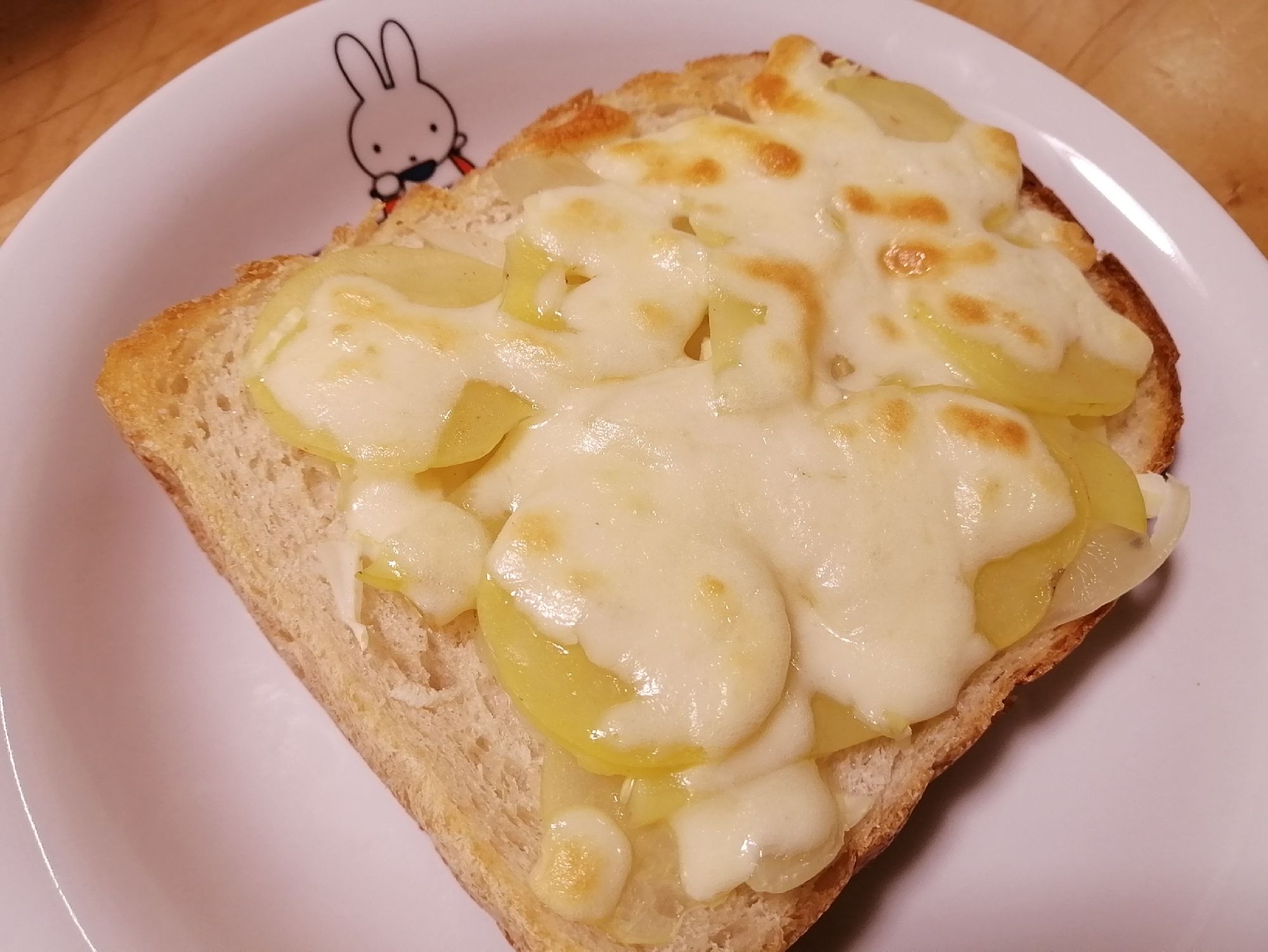 【白ワインに合う】塩味の野菜チーズトースト