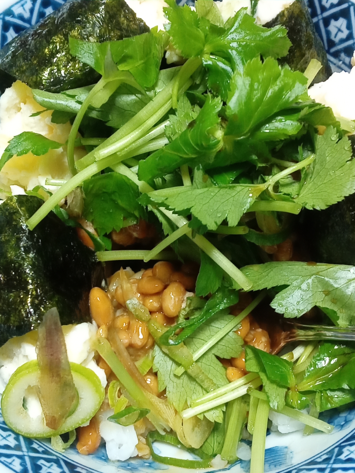 香味野菜の納豆ご飯と海苔巻ポテトサラダ