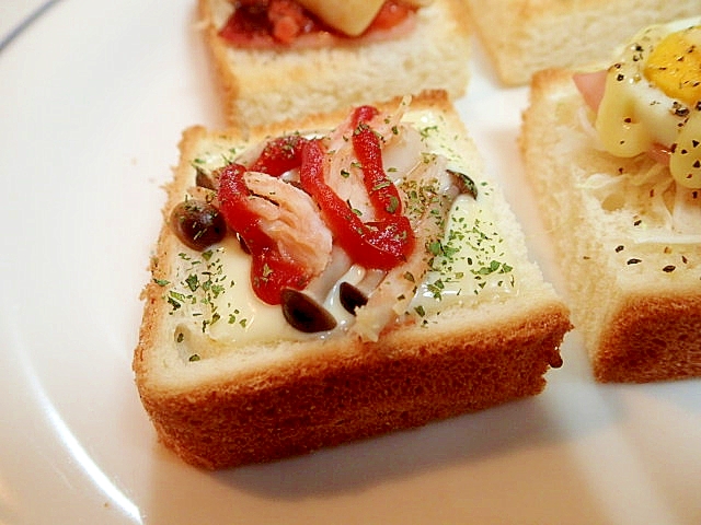 チーズとしめじとサラダチキンのミニトースト