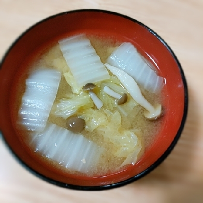 白菜としめじの味噌汁（昆布だし）