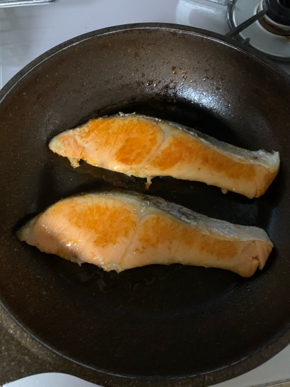 鮭の塩焼きがフライパンで簡単にきれいに出来ました。グリルより簡単で後片付けも楽でした。