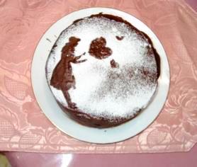女の子とハートがかわいいチョコレートケーキ