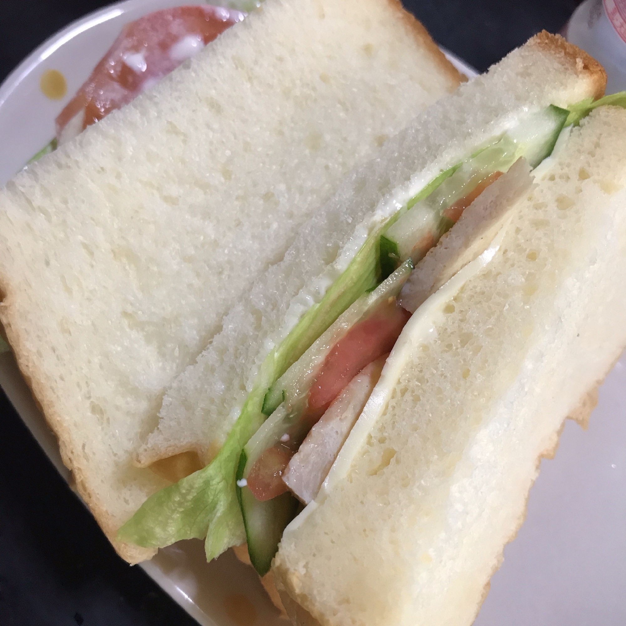 きゅうりトマトサラダチキンのサンドイッチ