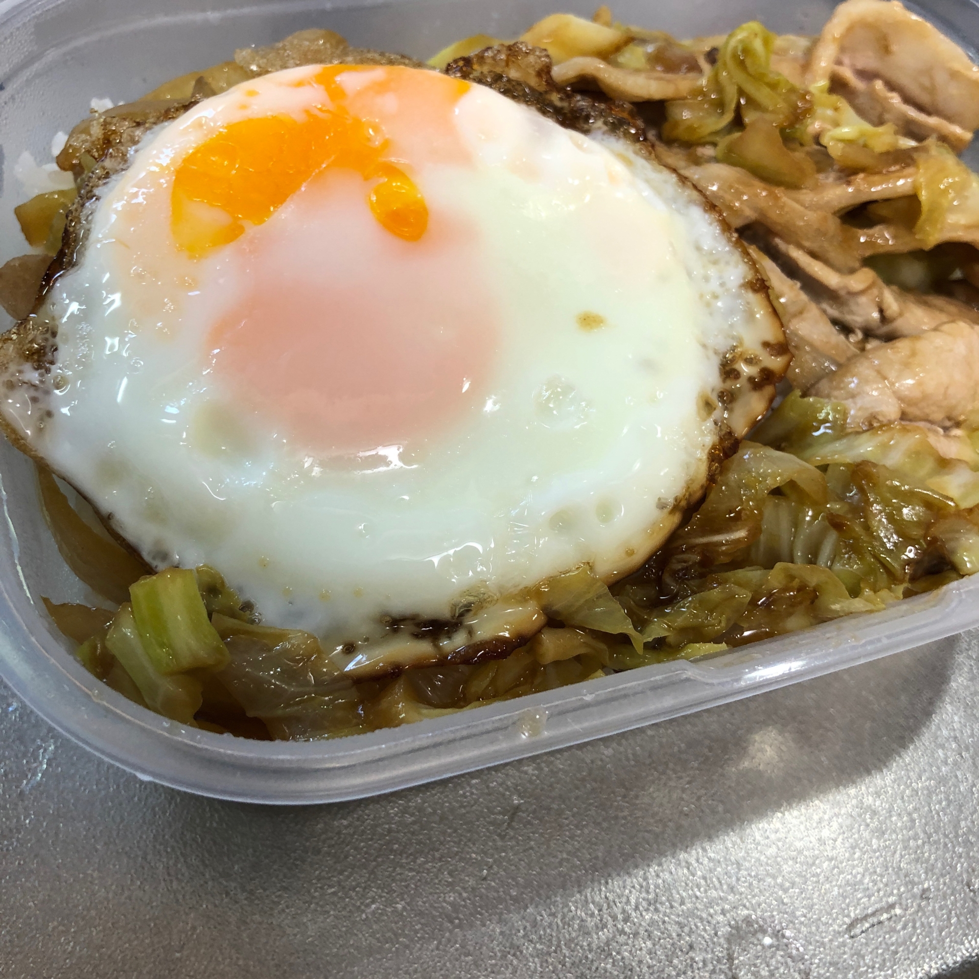 野菜炒めの目玉焼きのせ丼