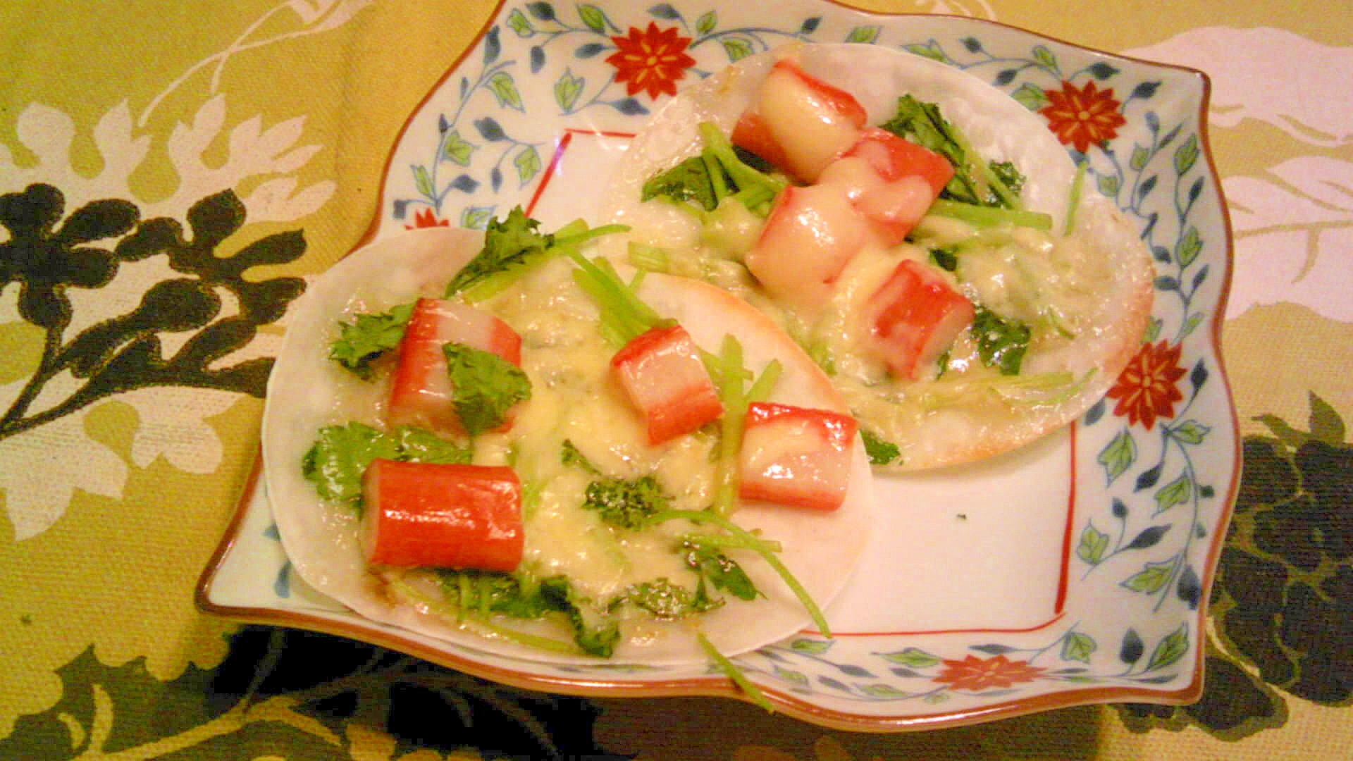 三つ葉・カニカマ・餃子皮のチーズ焼き