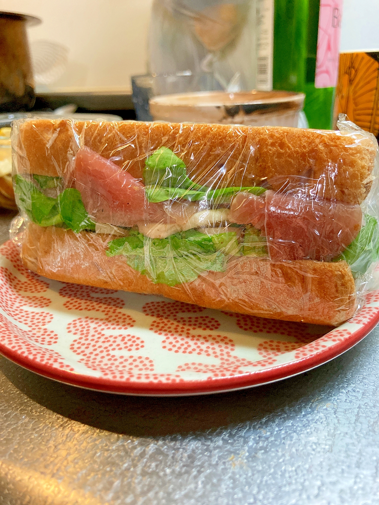 食パン1枚で！生ハムとルッコラのラップサンド