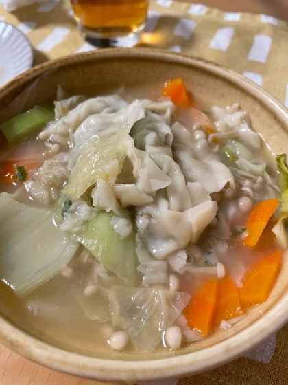 鶏白湯スープで〆まで美味しい餃子鍋♪