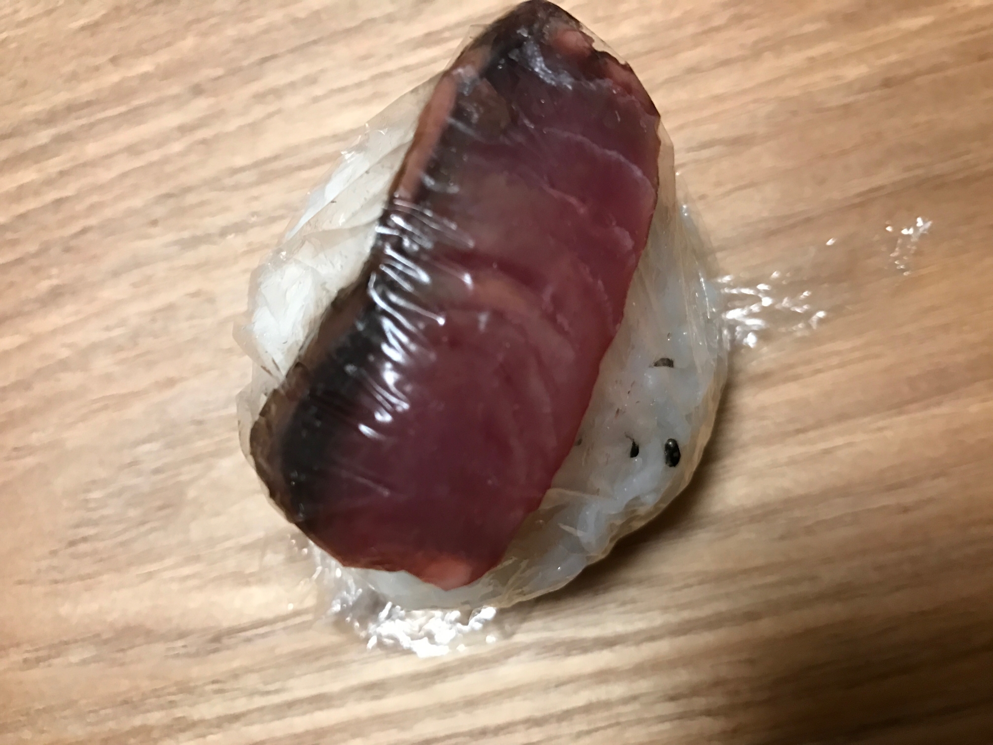 黒ごま入り酢飯で鰹の手毬寿司