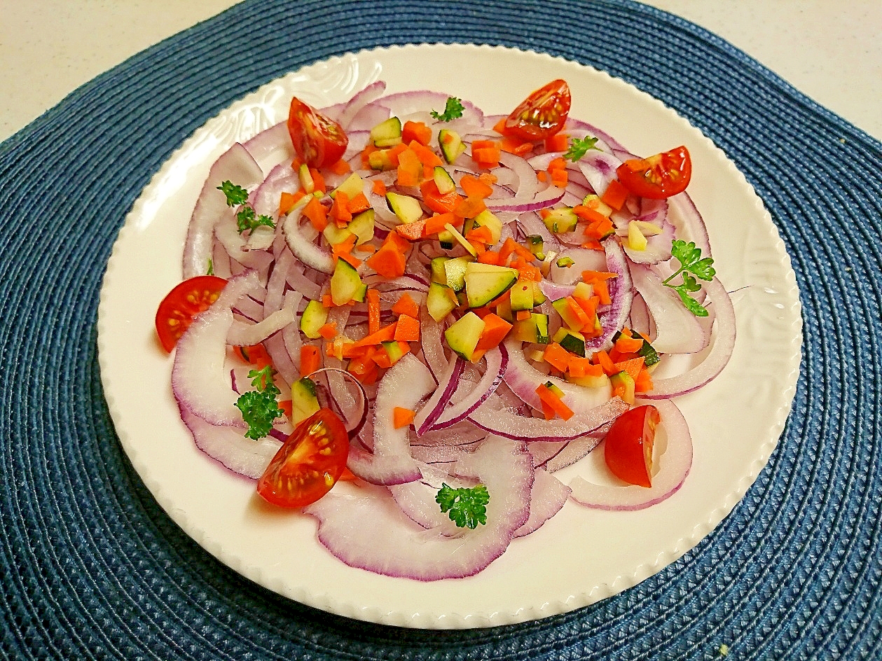紫玉葱のピクルスがけサラダ