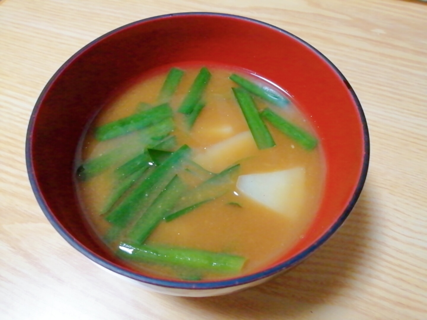 じゃがいもとニラの味噌汁