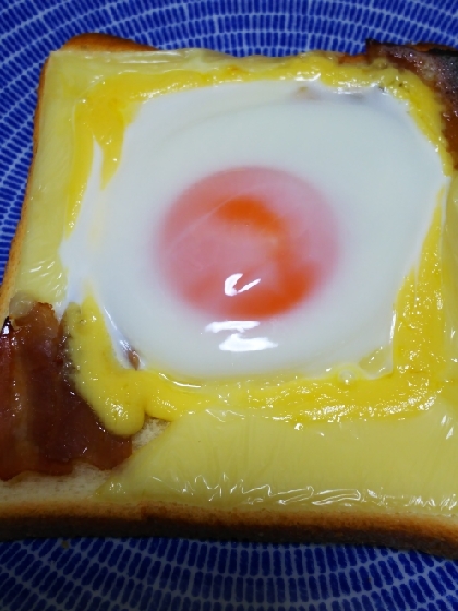 とろとろな卵とチーズベーコンとでおいしかったです♪チーズで囲うっておもしろいですね(^_^)
