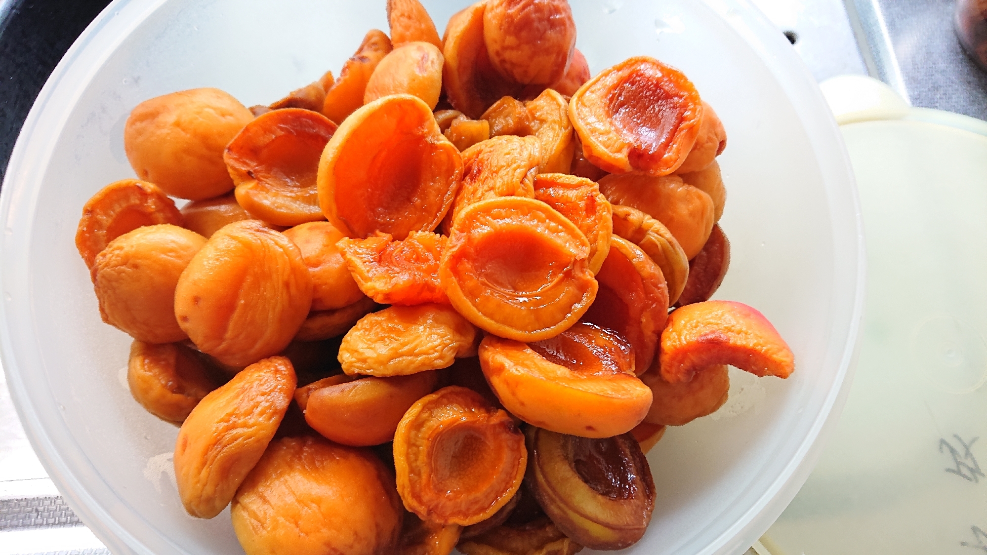 焼酎と酢で漬けた杏の漬物