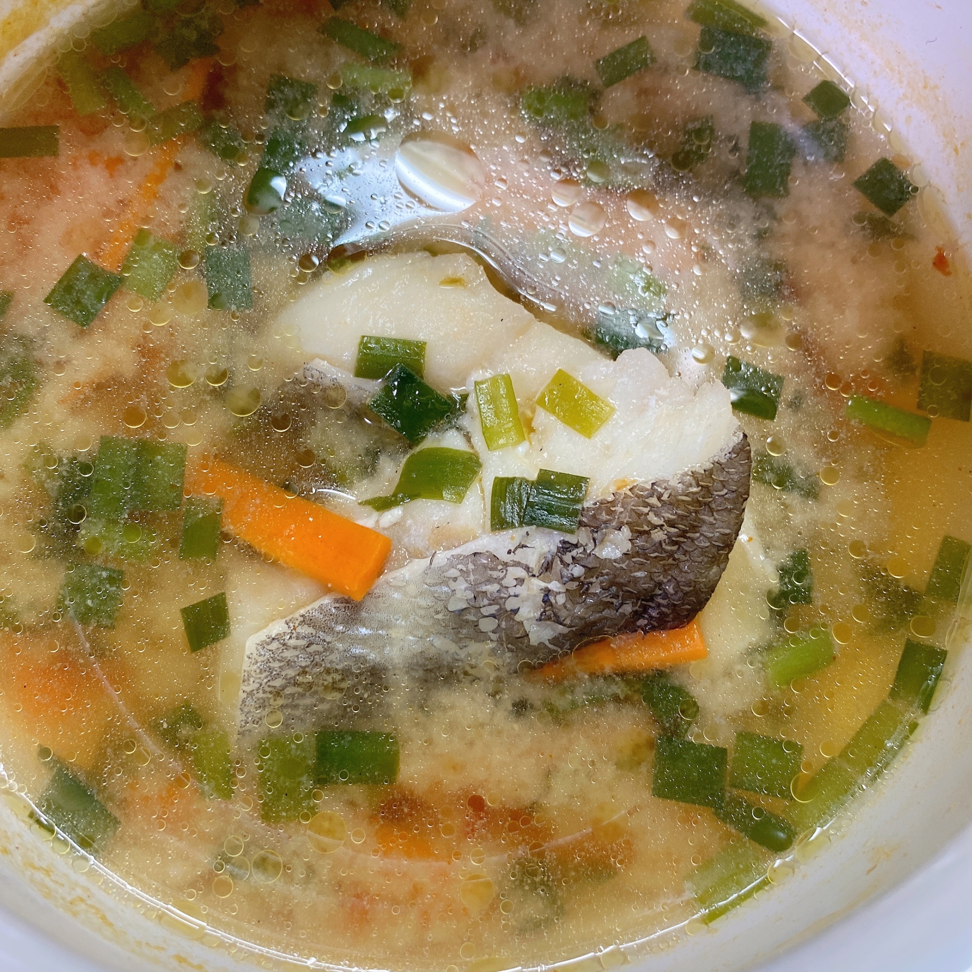 ニラとにんじんと鱈のピリ辛味噌ウェイパースープ