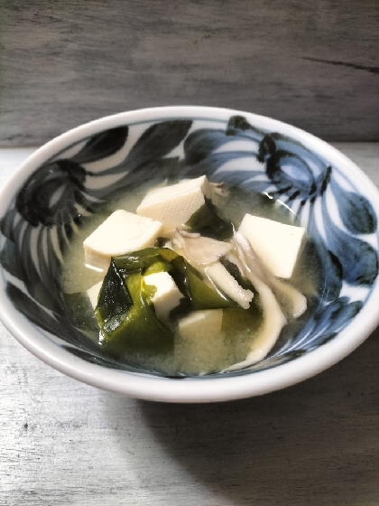 きょうはこちら♬ぶなしめじの代わりに舞茸で作ってみました❢お豆腐消費出来て嬉しい♡美味しいお味噌汁にほっこり出来ました✨素敵レシピ感謝です(⁠◕⁠ᴗ⁠◕⁠✿⁠)