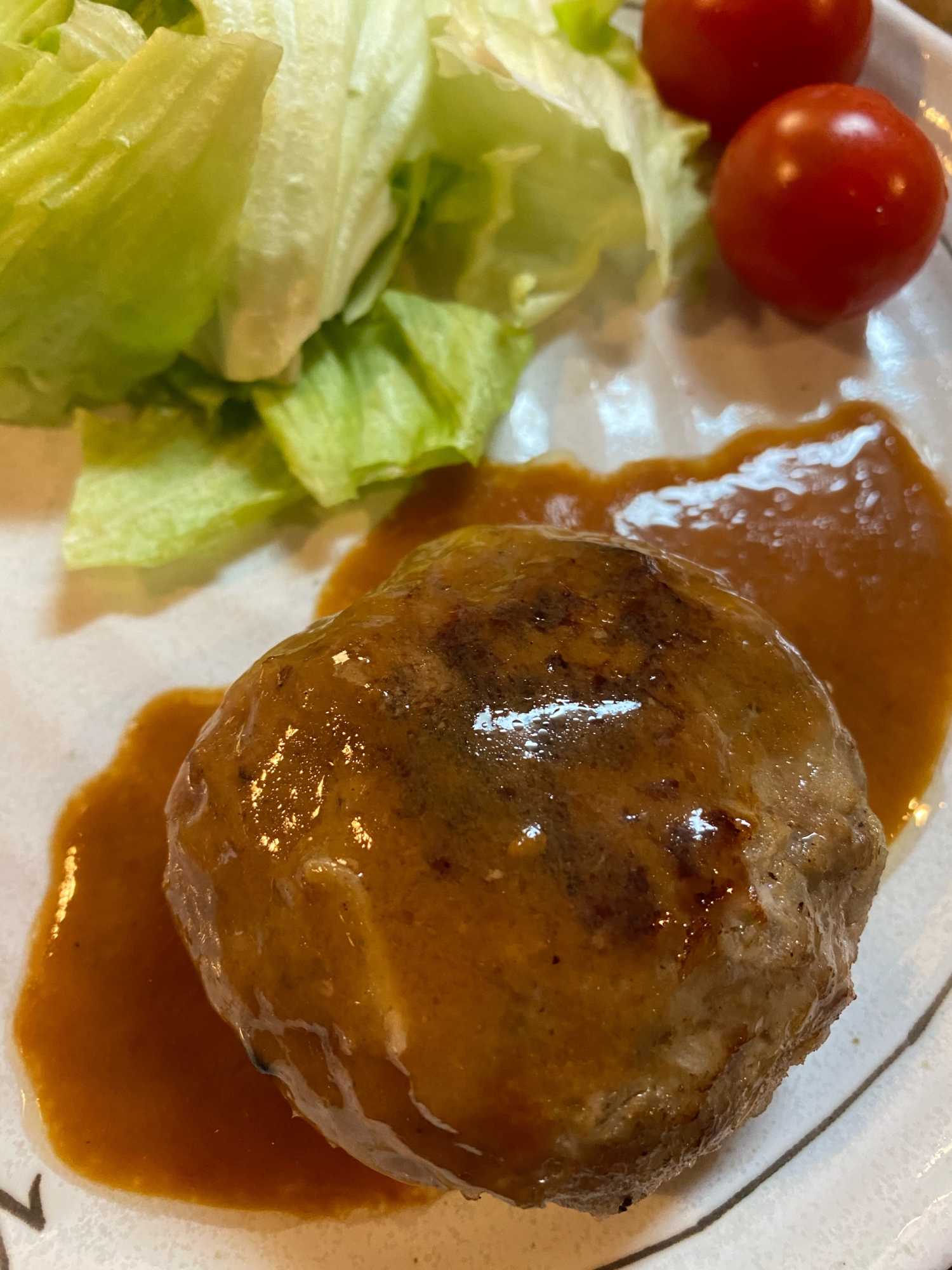 皿に盛られた合いびき肉のハンバーグ