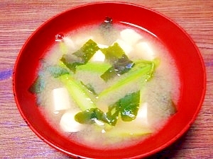 アスパラガスと豆腐の味噌汁