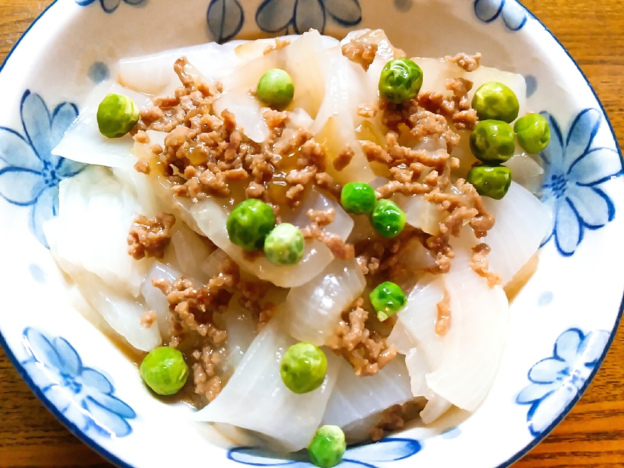 新玉ねぎとグリーンピースとミンチの蒸し煮