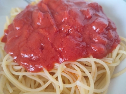 トマトの缶詰でピリ辛にんにくミートソースパスタ
