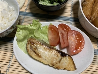 やっぱり魚はフライパン焼きに限るっ♪と言えちゃう位コク持っておいしくなりましたもう魚焼きのアミアミを洗う気になんかなれません楽させてくれてドウモゴチソ様！