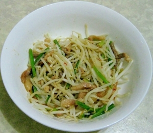 レンジでok　もやし豚肉ニンニクの芽の焼肉タレ味