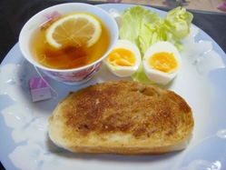 mimiさんこんばんは～♪
パンに甘い蜂蜜とシナモンの組合せ
美味しいですね（*^_^*）
ティ―カップとお皿が素敵♪