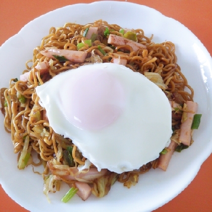 ボンド子さん こんにちは♪魚肉ソーセージにネギと目玉焼きとろり～んで、とっても美味しかったです☆素敵なアレンジ焼そばありがとうございましたo(^o^)o