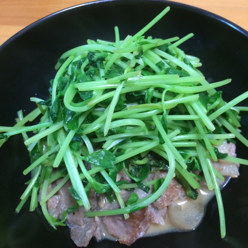 簡単に作れる☆豆苗と豚肉のごまポン炒め