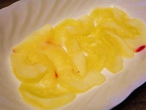 紅玉だったので酸っぱいかなぁ～と思いましたが甘さが出ました！ヒントを得てバラの花状にしてデザートに添えたり、更に焼いてみたりと発展。ご馳走さまでした♪