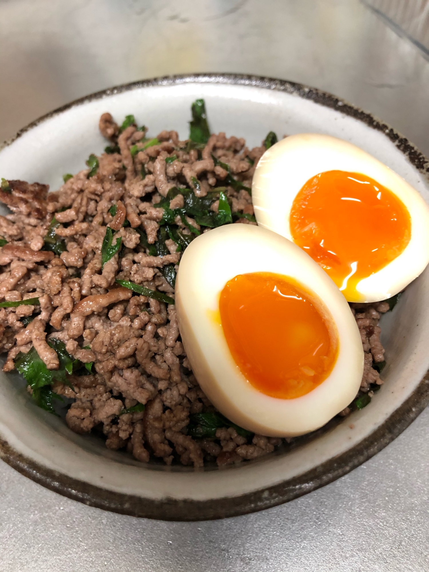 牛肉と豚肉の合い挽きのしそ風味丼。煮卵添え