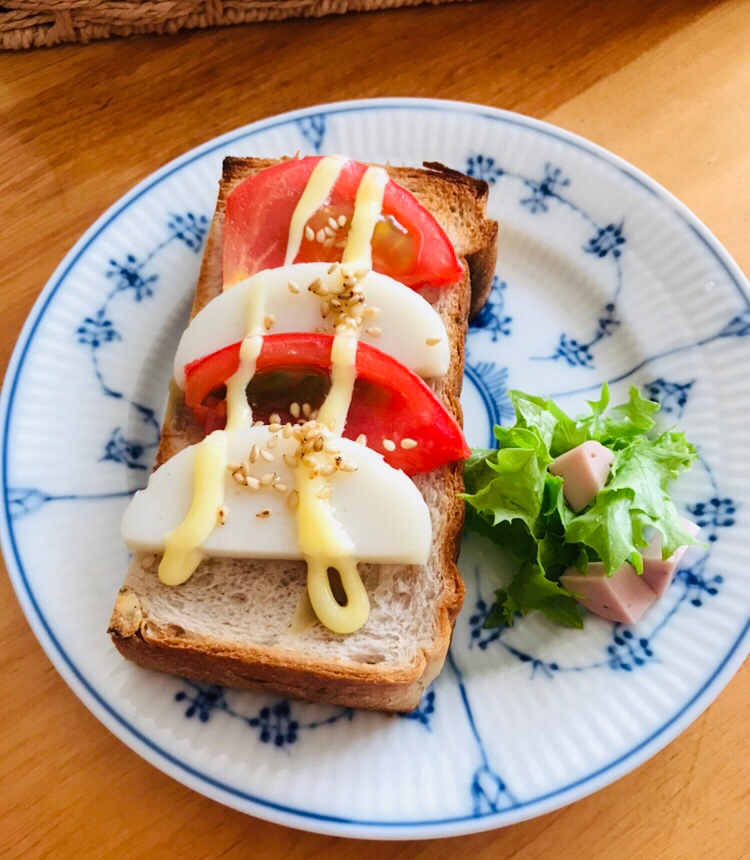 かまぼことトマトのオープンサンドの朝ごはん