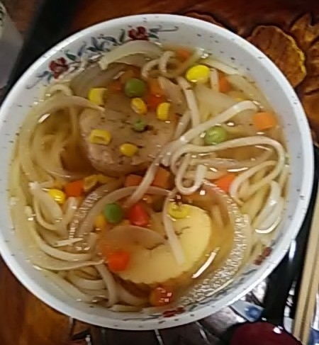 ミックスベジタブル玉ねぎ鶏つくね伊達巻の洋風うどん