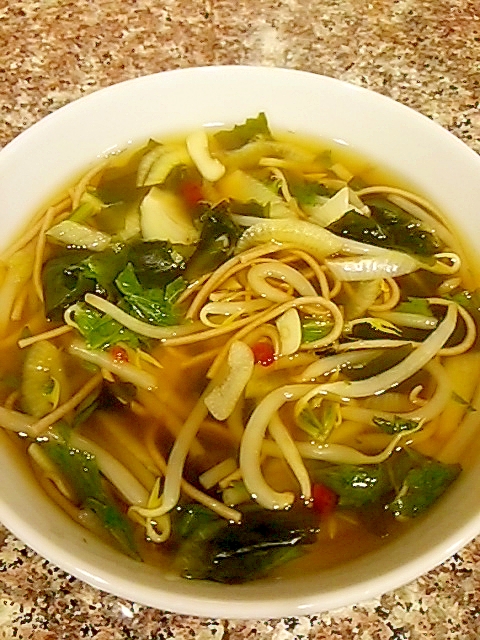 セロリと玉ねぎのあごだし蕎麦