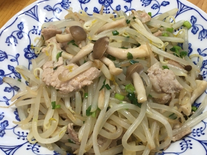 エバラ具だくさん焼き肉のたれで、豚もやし炒め。