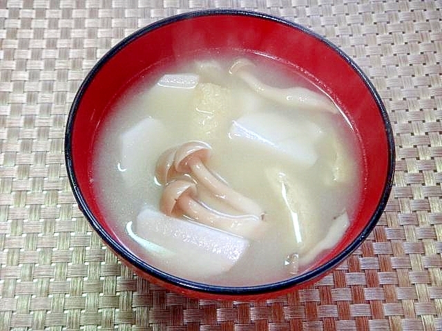 里芋としめじ油揚げの味噌汁