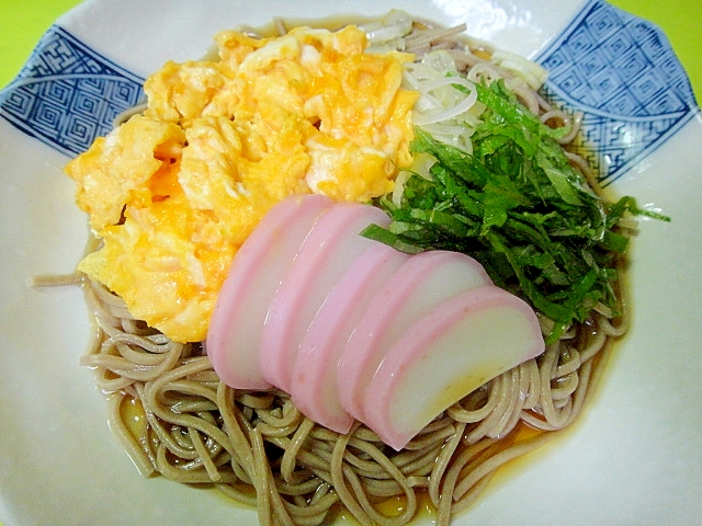 炒り卵とかまぼこの冷やし蕎麦