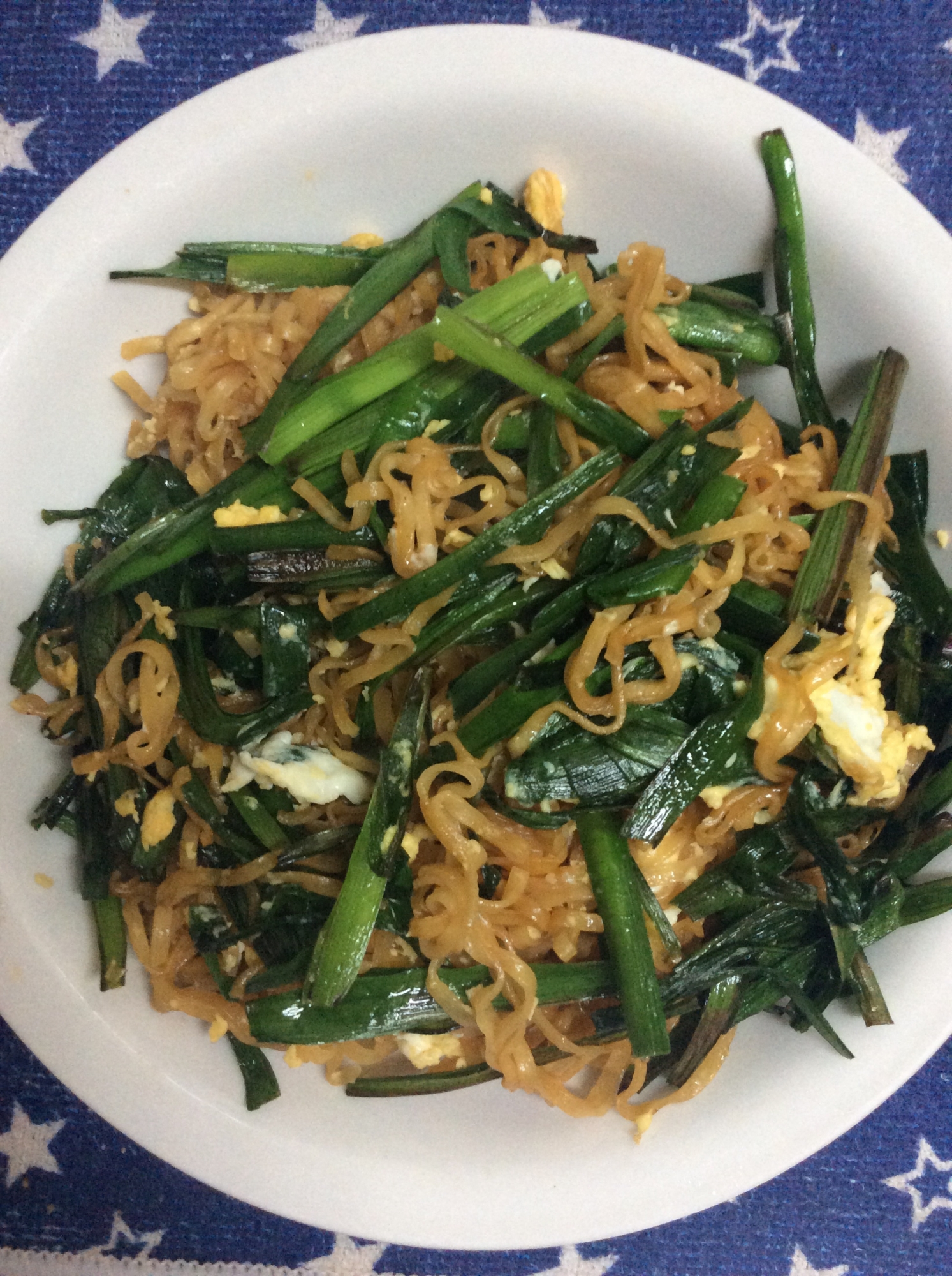 チキンラーメンで♪ニラ卵焼きそば