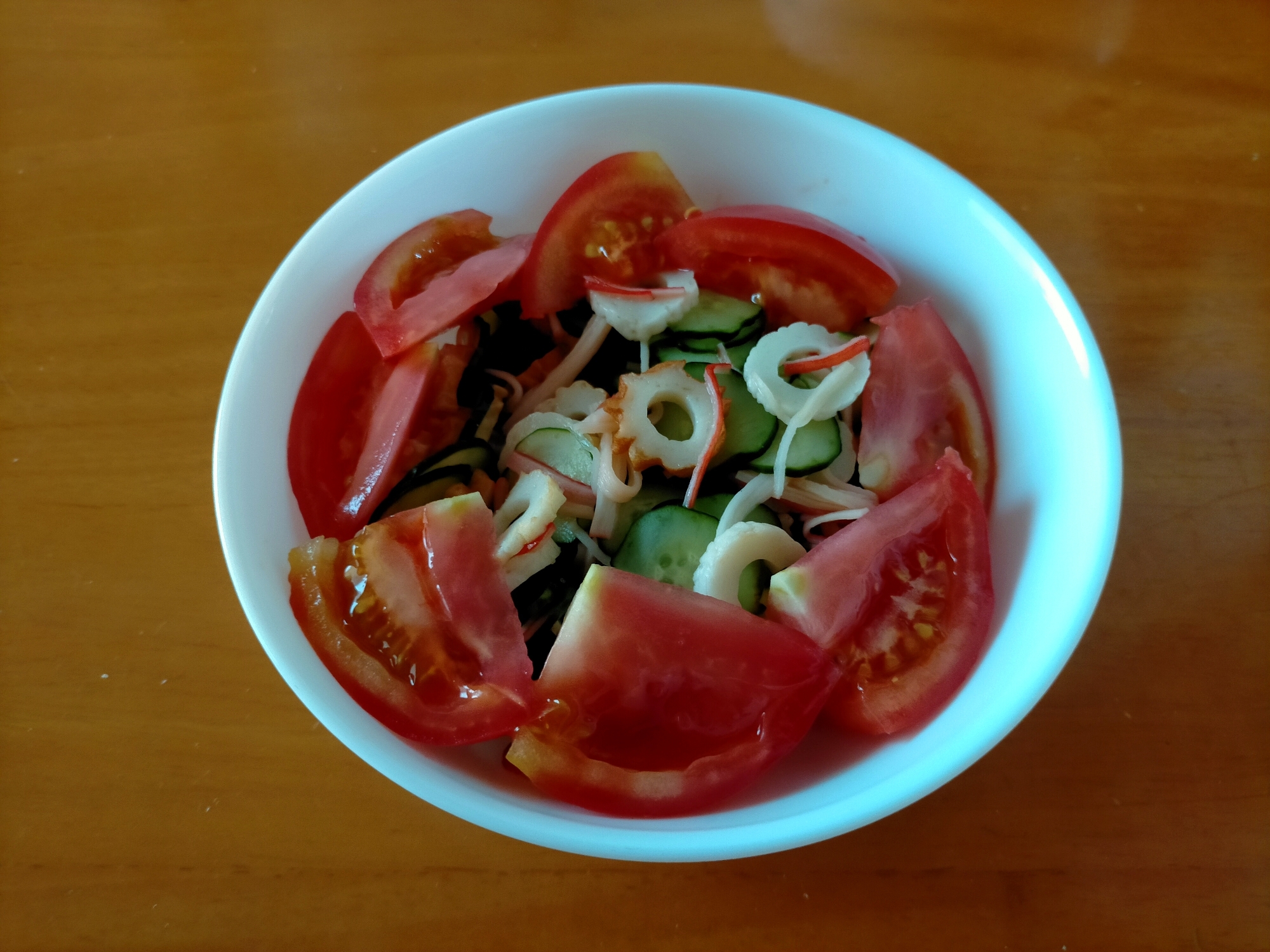トマトときゅうりとカニカマと竹輪のサラダ
