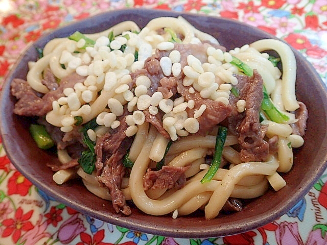 白だし・醤油で　牛肉と春菊の焼きうどん♬