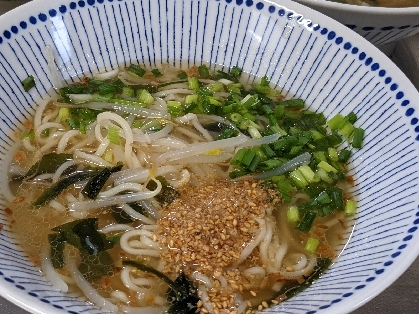 もやしとすりごま海苔のとんこつラーメン