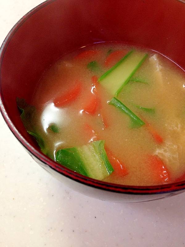 人参と小松菜と油揚げのお味噌汁