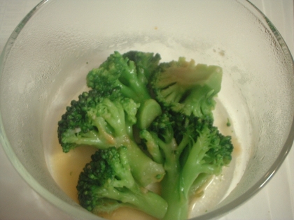 冷凍野菜のブロッコリーから作りました。にんにくが良いですね。明日の弁当にも少し忍ばせておく事にします。ありがとうございます。
