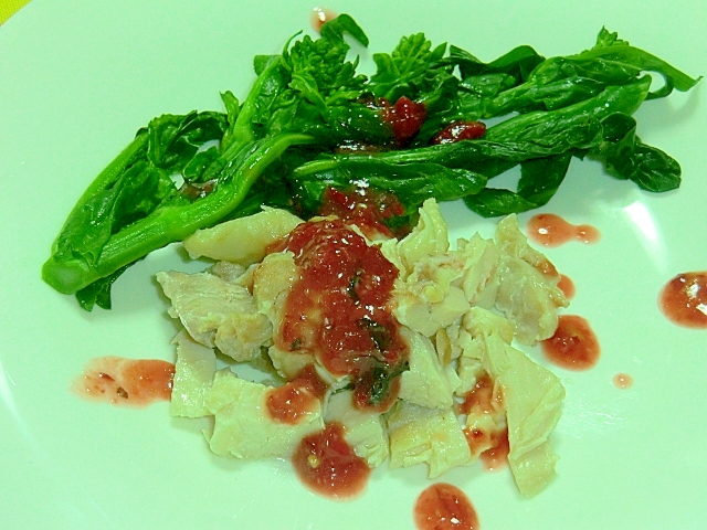 春ラララ。菜花と鶏肉の蒸し物　梅ソース添え