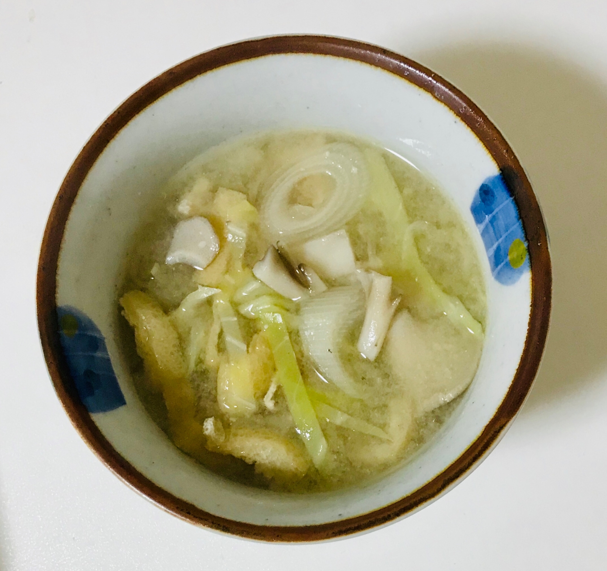 舞茸とキャベツの味噌汁