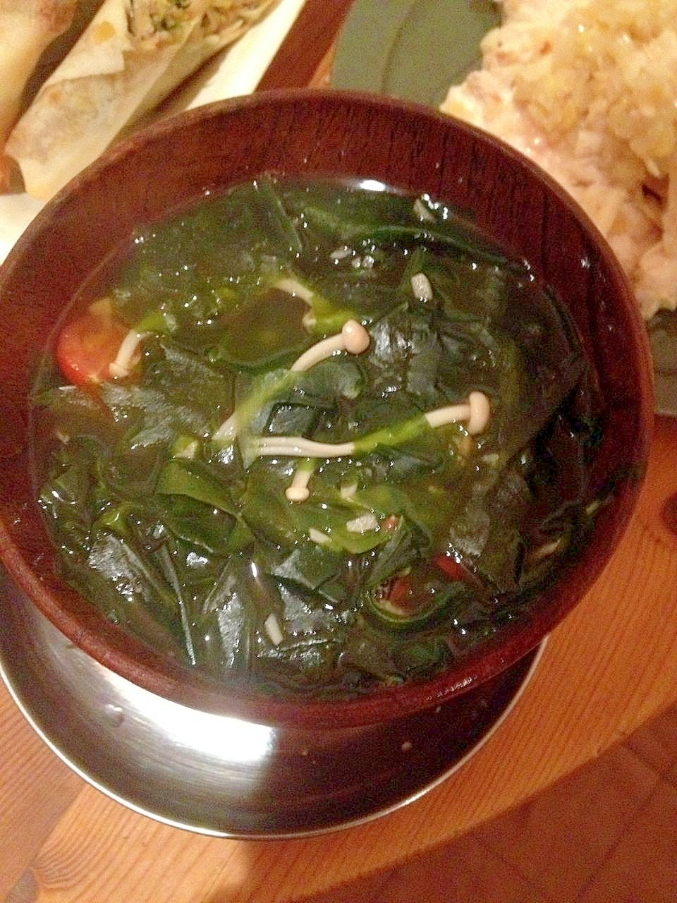 わかめとエノキ、トマトの中華スープ