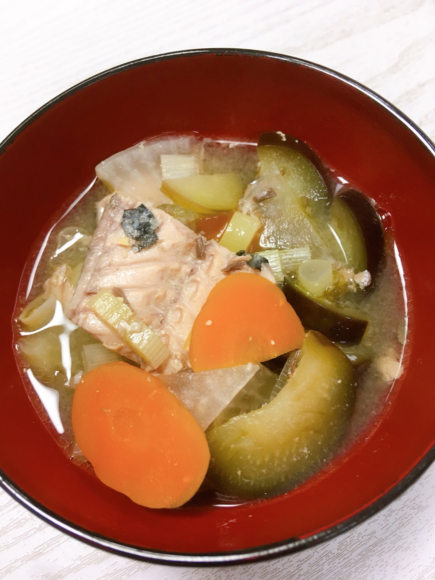 なすとサバ缶みそ汁