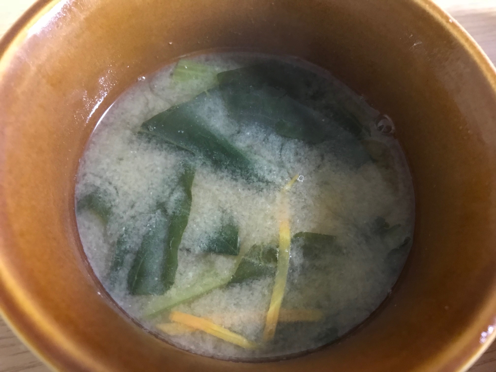ごま油がふわっと香る 小松菜とにんじんの味噌汁